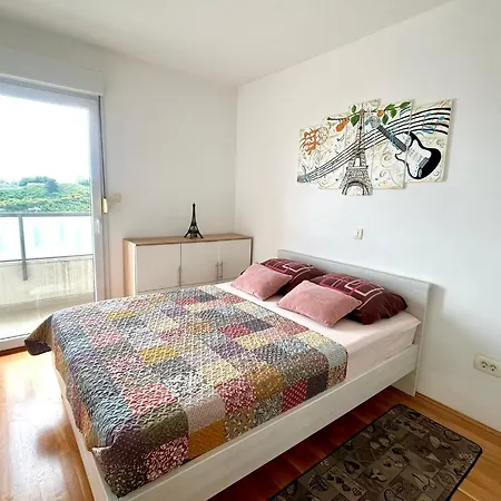 Apartment Tide Split